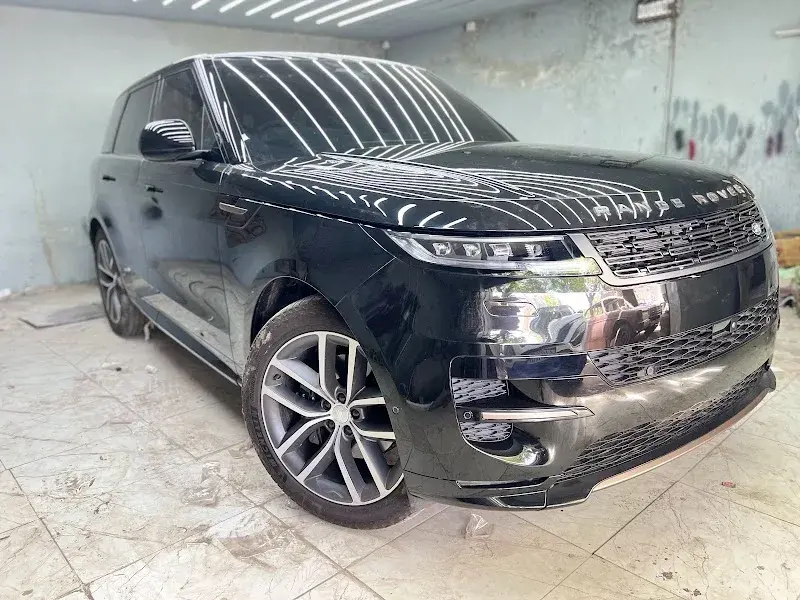 Black Range Rover detailed and serviced at V8Hub, Sindhu Bhavan Road